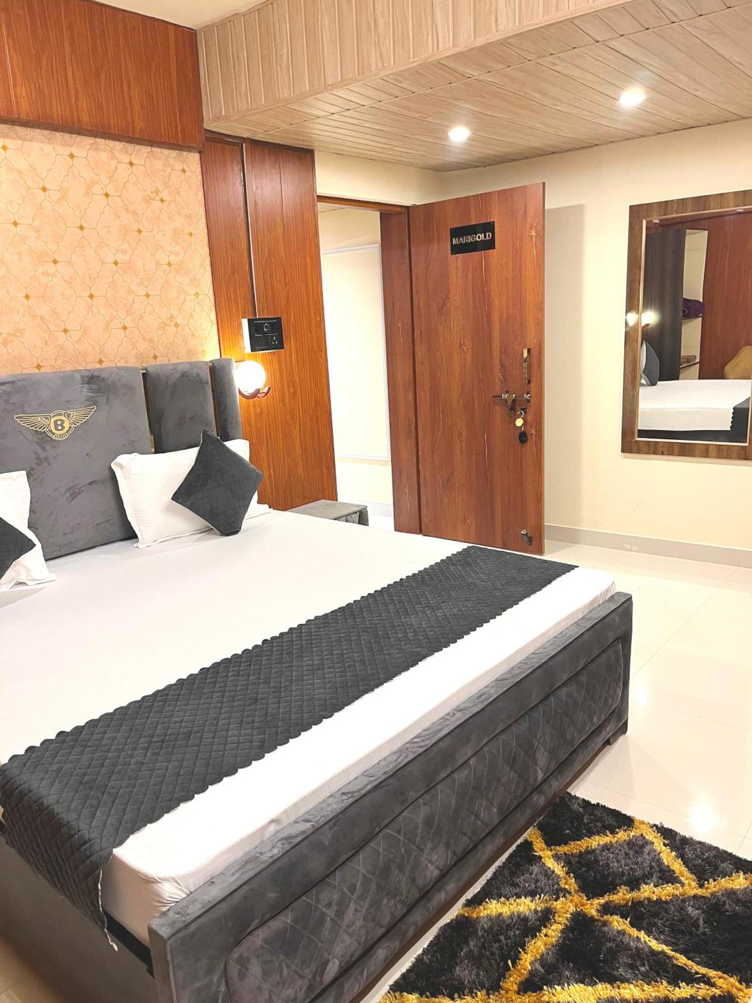 Hotel Golden Lotus Waranasi Zewnętrze zdjęcie